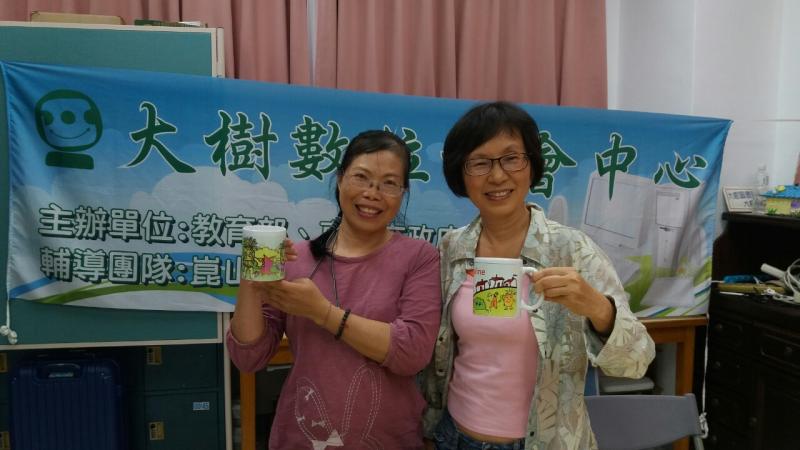 學員邱莉雅與作品拍照