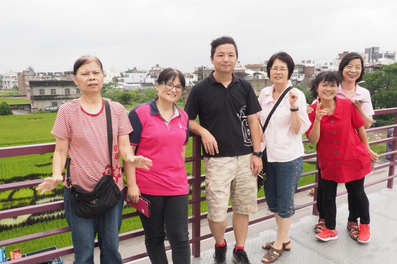 在彩繪稻田觀景台合影