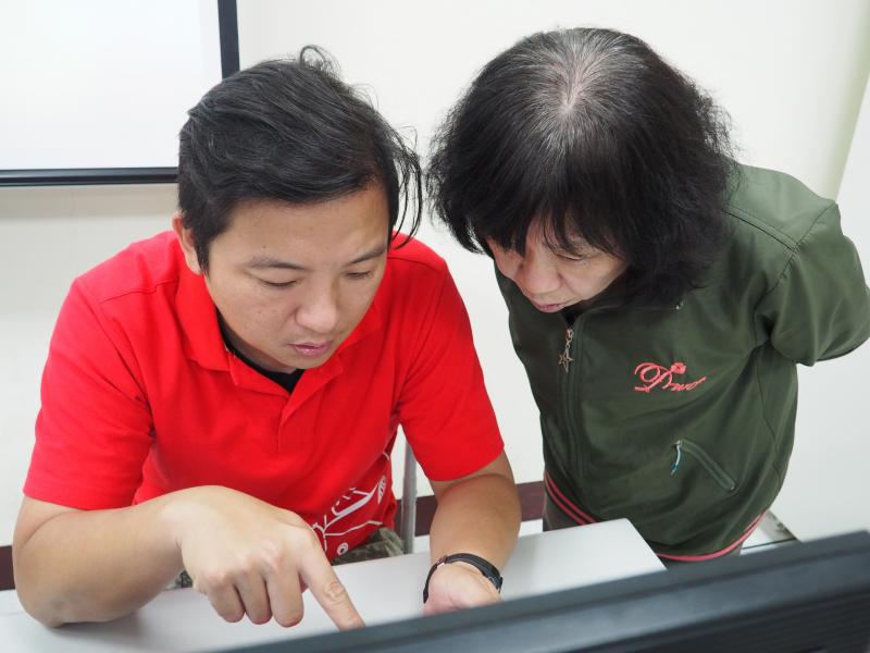 老師仔細教導學員中