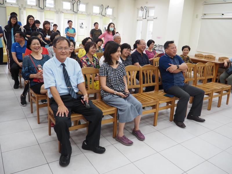 蒞臨來賓認真欣賞苑裡DOC帶來的精采節目