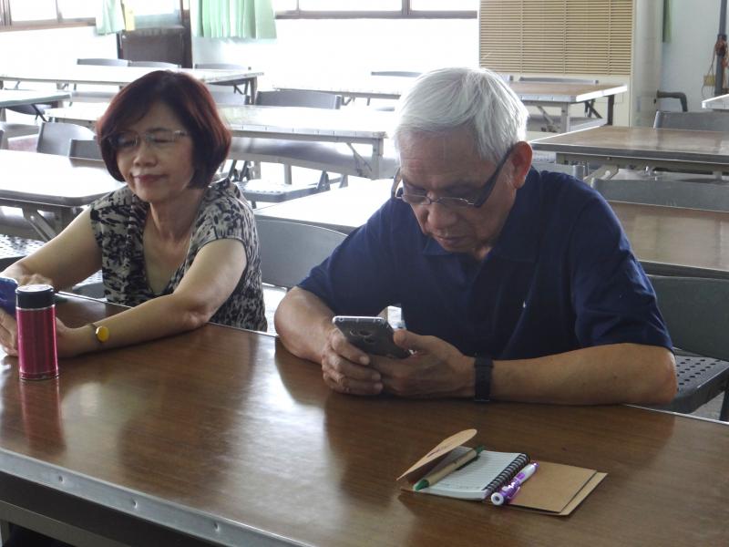 張逸松先生與太太，都是竹崎數位機會中心的學員，認真上課，認真做筆記。