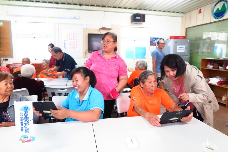走入社區，平板學習在地服務-封面照