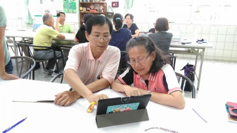 學員互相討論研究,效果更好