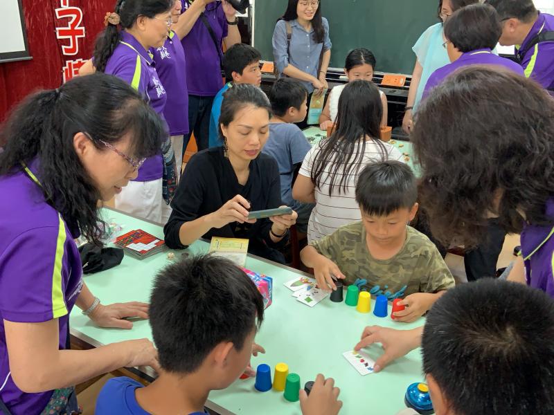 泰國參訪團也與學生一起互動學習玩桌遊,意志兼腦力激盪.