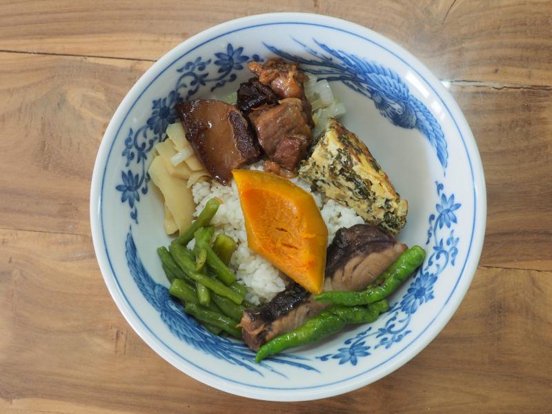 沒有菜單的餐廳，是挑選當季食材作為料理,選用在地百哩食材，符合低碳食物哩程的環保概念。