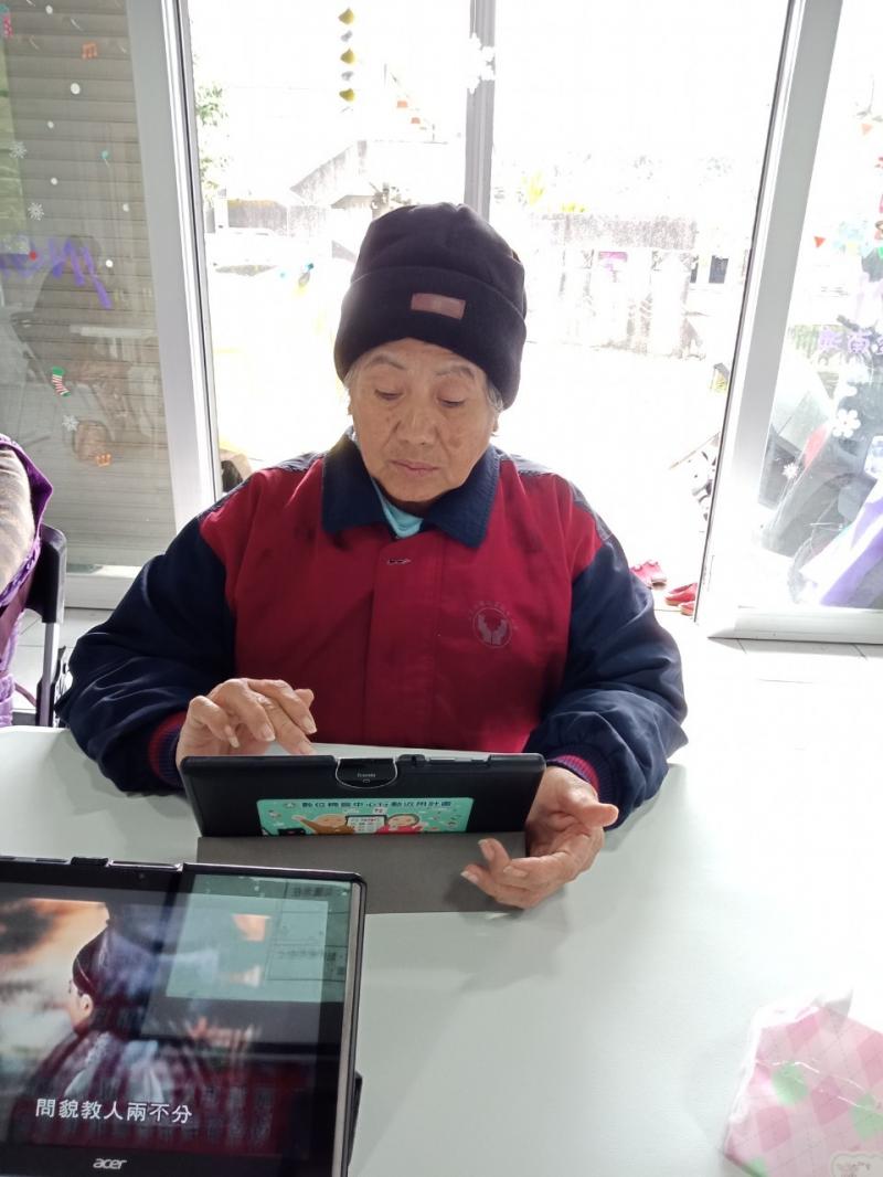 DOC的學員正在學習摸索平板電腦上的應用程式。