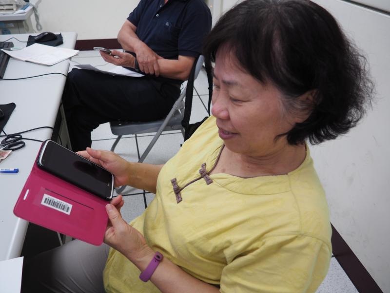 蘊藝在課堂中認真學習手機APP