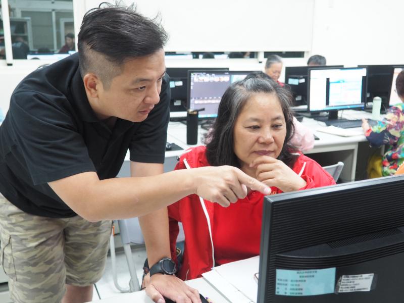 老師指導學員威力導演軟體