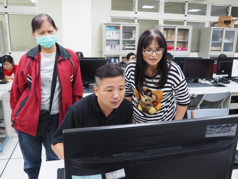 老師指導學員威力導演軟體剪輯