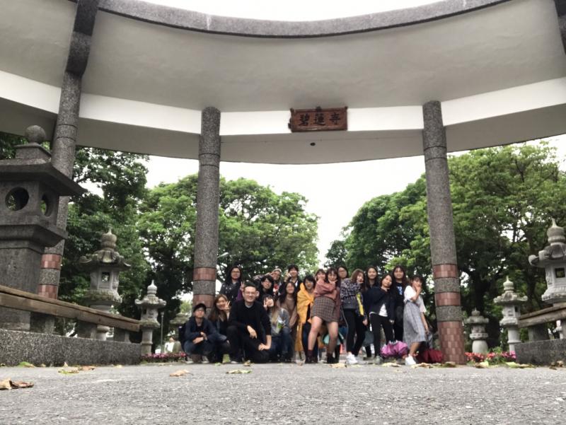 國立東華大學學生群聚於豐田碧蓮寺們前拍合照。