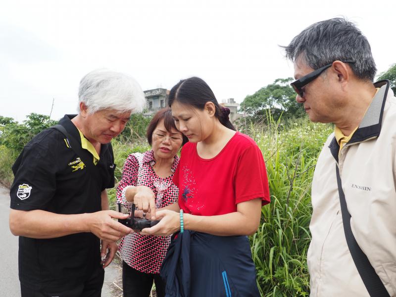 邱老師指導學員操作空拍機