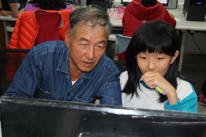 祖孫二人在 新埔數位中心相互認真學習,照片充滿安和.