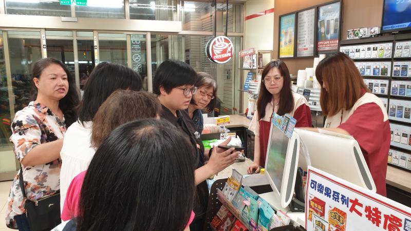 課程過後，學員實際走到seven-eleven，使用LINE錢包的線上支付功能購買商品。
