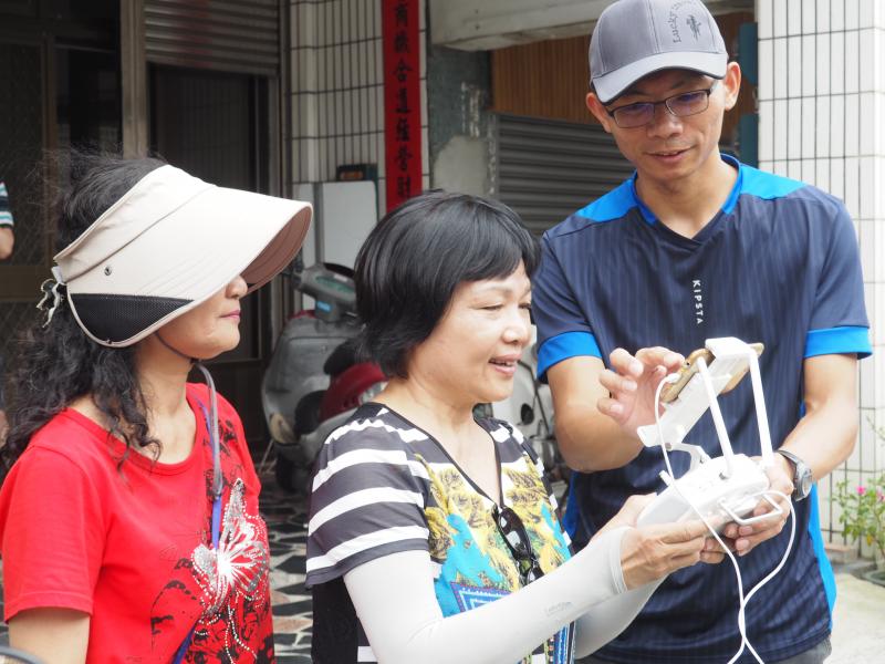 老師指導學員空拍機練習