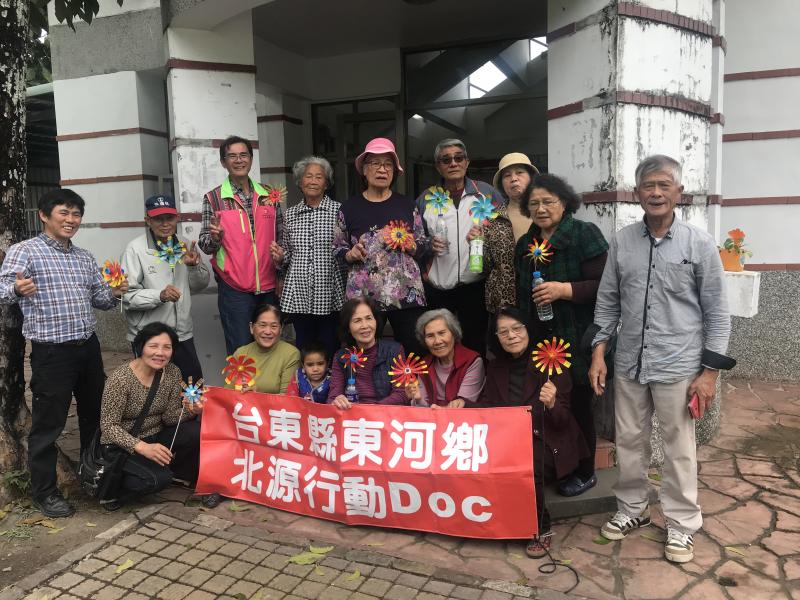 也告訴老師說，如經過隆昌看見我家門口保特瓶風車，就進來喝杯茶，看看這不乖學平板很慢的學生，讓我聽了好窩心