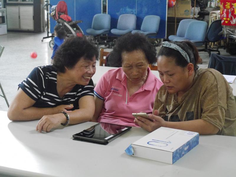 雲端生活應用 : 第一次使用平板學習 學員驚奇又歡喜-封面照