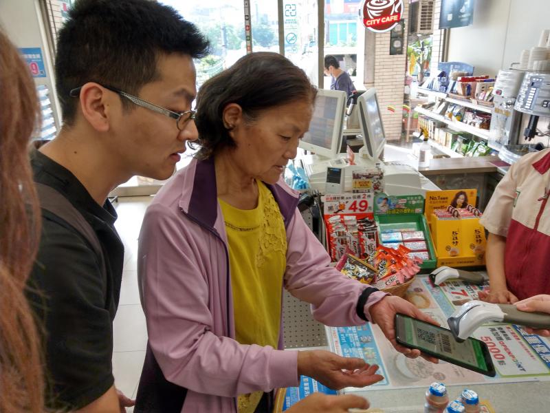 108年4月莊家和老師擔任行動支付課程講師，實際帶學員走訪便利商店體驗手機行動支付