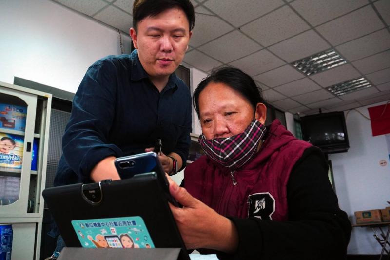 108年3月洪翊瑋老師利用行動分班的時間，向婦女學員推廣平板借用