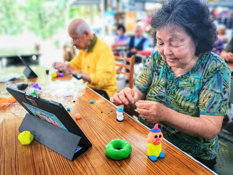 讓平板從線上到線下 動動手腦創作防失智-封面照