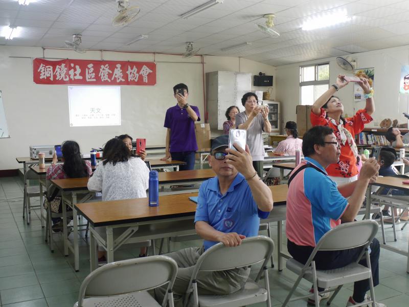 認真工作的三灣 DOC 志工-封面照