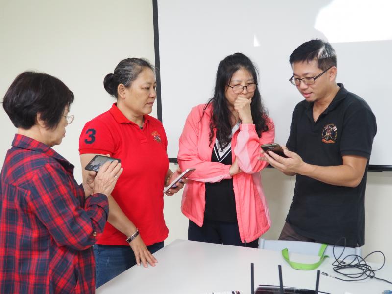 學員拍攝影片完後(近 中 遠 特寫)，請老師給予意見指導中