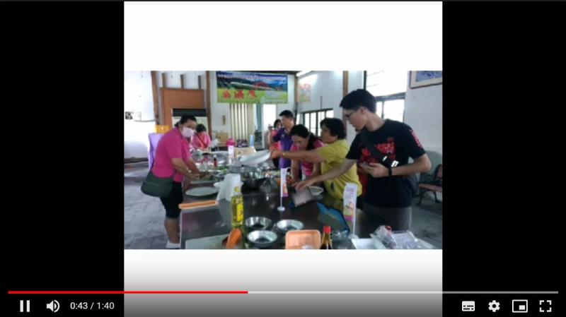 藉由錄影設備將學員製做料理的過程拍攝下來，並放在網路提供觀看。
