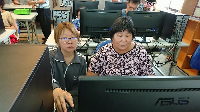 學員上課有不懂的地方，正在請教駐點人員。