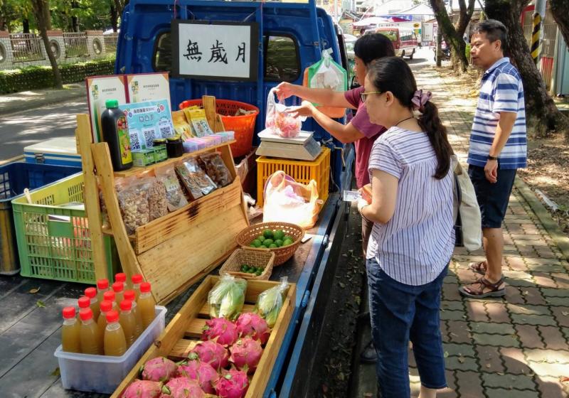 店家學員在中興新村販售農產品照片