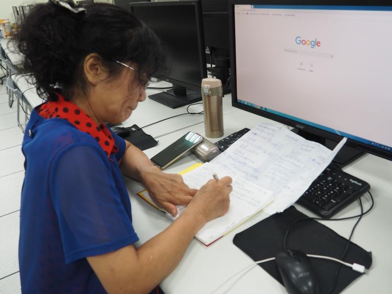 學員認真作筆記，等會要錄音囉