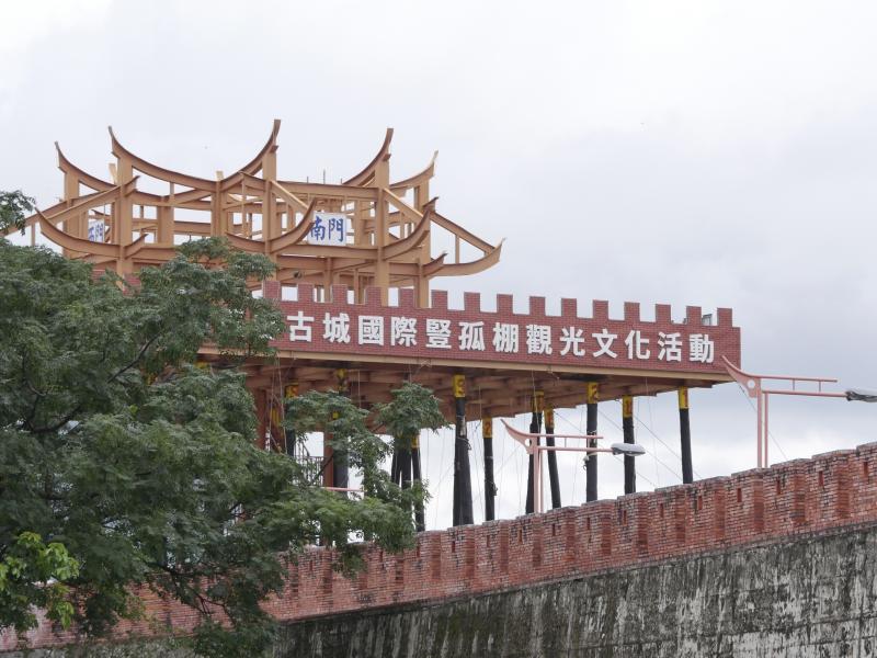 恆春搶孤文化已有百年歷史，在清朝年間從福建流傳到臺灣。曾經在日治時期被禁止，民國84年恆春豎孤棚活動復辦後，搶孤臺移至東門旁。