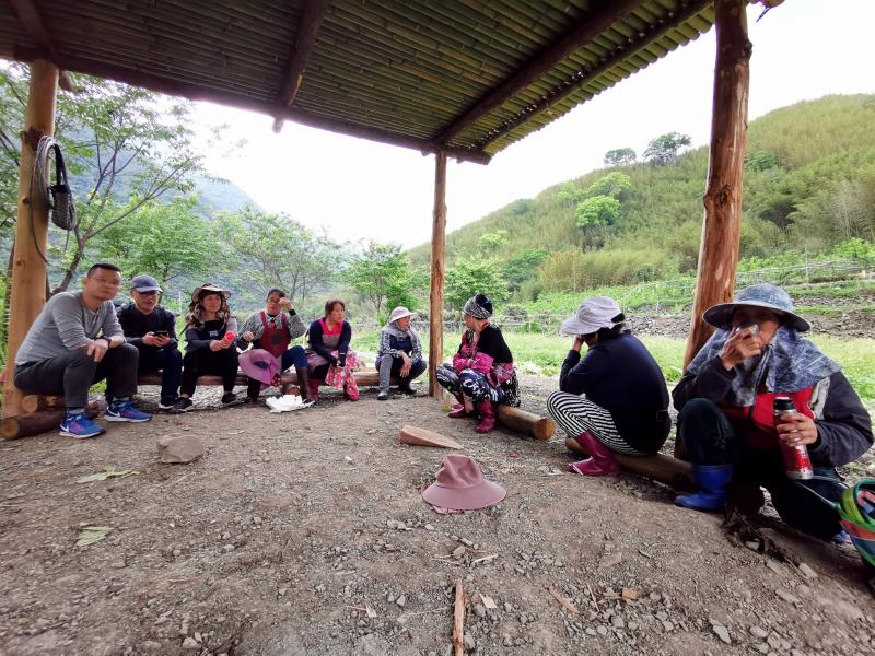 馬里光部落五月桃套袋工作結束，部落媽媽一起在竹屋裡休息話家常。