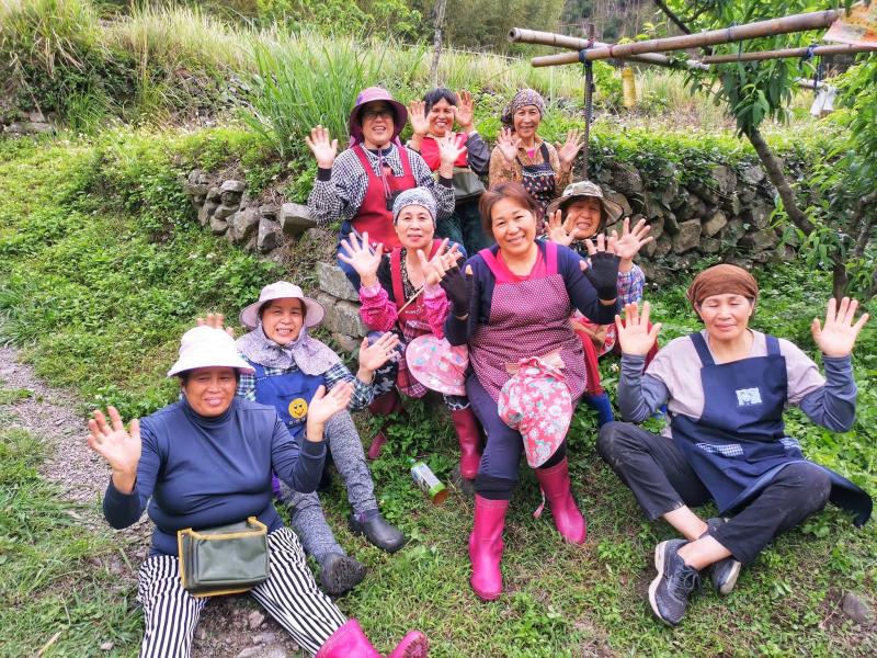 馬里光五月桃媽媽套袋工作結束開心合照邀請大家一起來買五月桃。