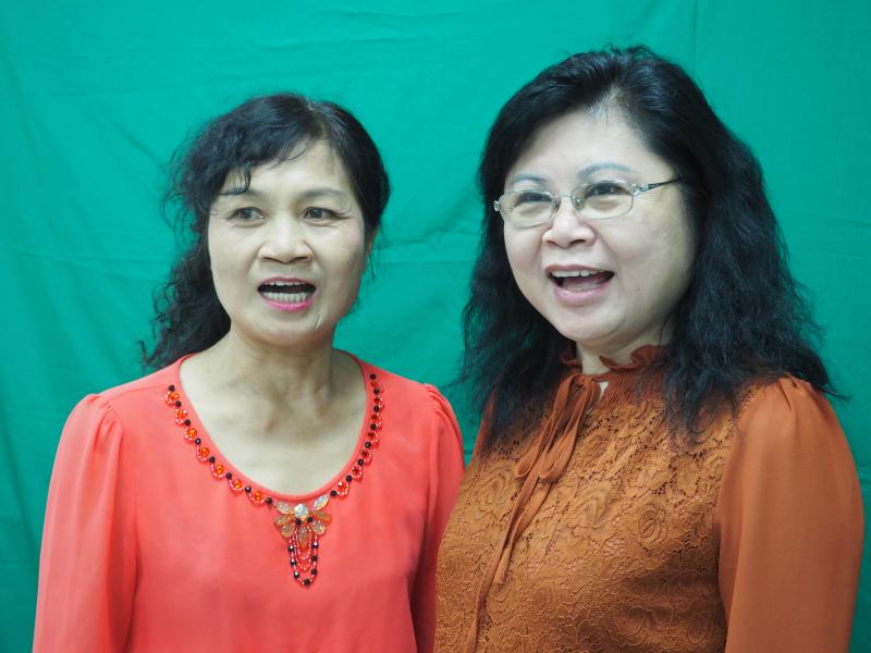 第二組學員練習當新聞主播，架式十足呢