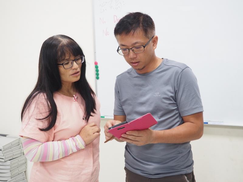 老師耐心地指導學員的問題