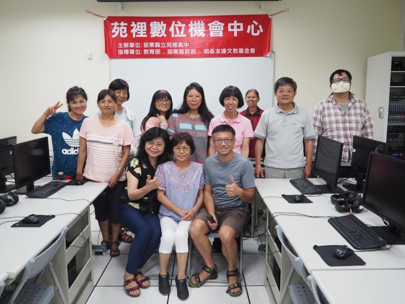 老師和學員們課後一同合影