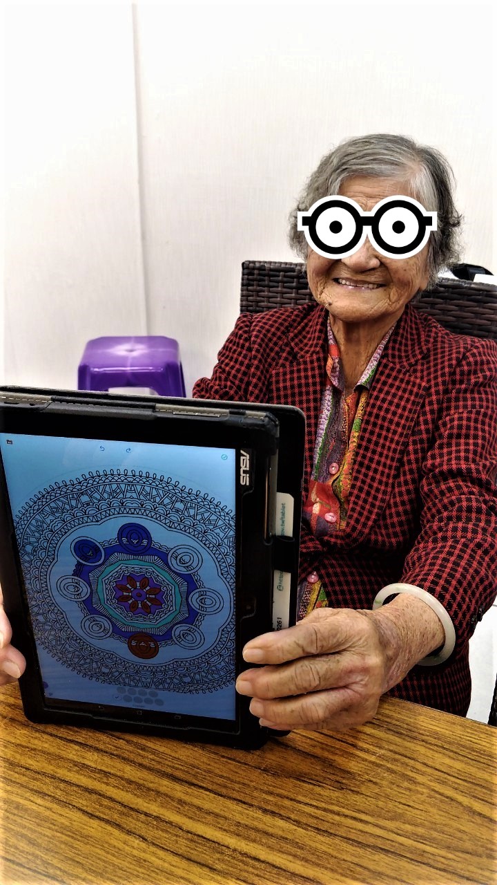 佳冬D.O.C數位中心陳宣丞說,中心與不少關懷據點配合教長輩玩平板,但他發覺亞健康長輩的數位學習權似乎被剝奪,於是與失智據點聯繫談合作,盼藉此拋磚引玉讓更多人重視失智長輩的學習權,同時也讓他們回家後與孫子多個話題,畢竟延緩失智不能局限在據點