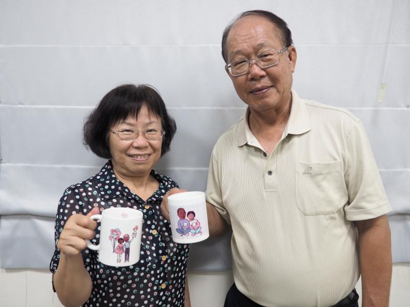 燕翼和蘊藝一同展示剛出爐的馬克杯喔