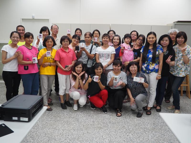 大家精心製作的馬克杯成品大合照