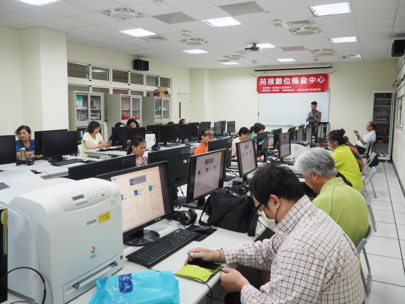 老師認真熱情地教學，學員也認真學習觀星知識