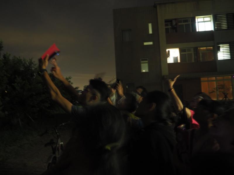 老師帶領學員們夜晚觀星實務操作