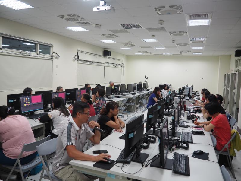 老師利用廣播系統，示範講解「威力導演」軟體剪輯