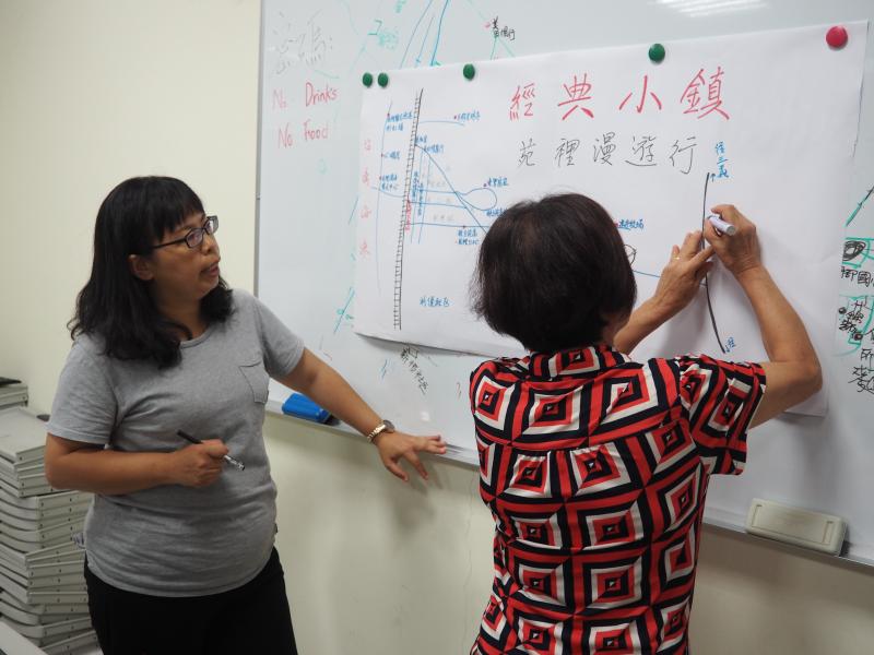 老師指導學員齊力完成經典小鎮-苑裡