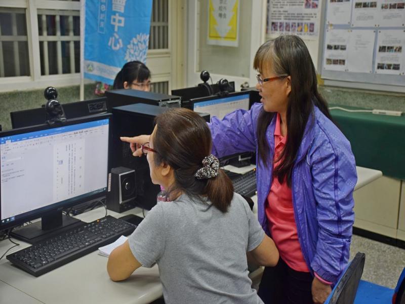 學員相互指導操作細節