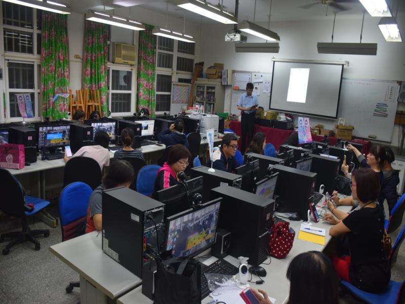 學員仔細聆聽老師授課細節