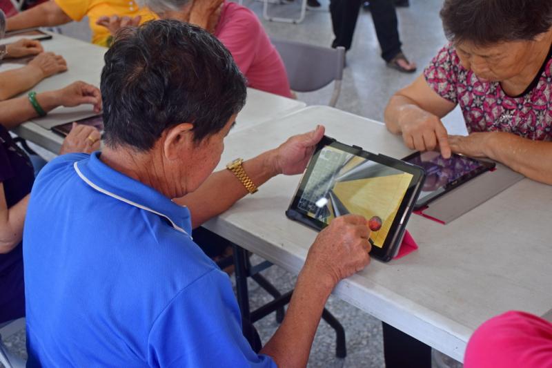 學員先在平板練習APP軟體