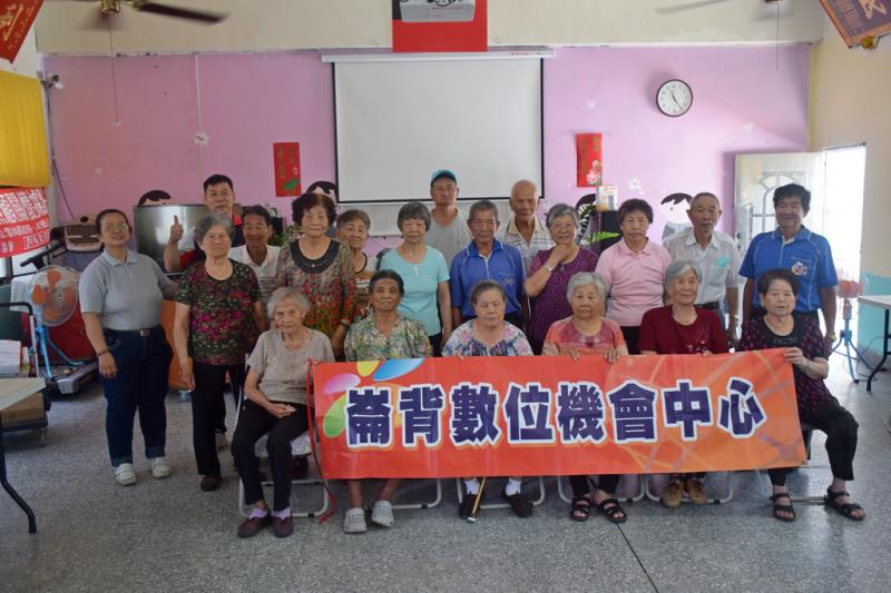 數位生活線上體驗班學員合影