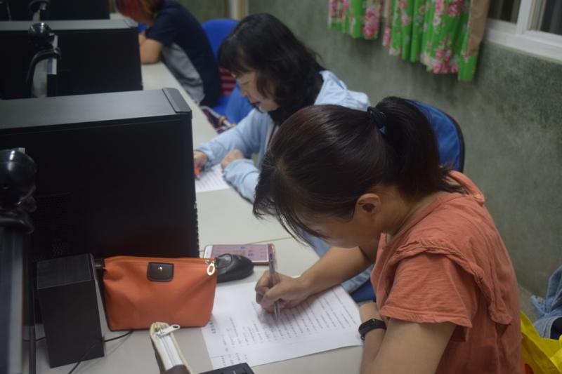 學員作筆記抄寫老師的發音