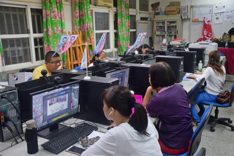 學員認真剪輯自己影片作品。