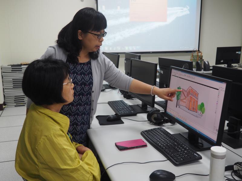 老師指導學員使用色彩透明度