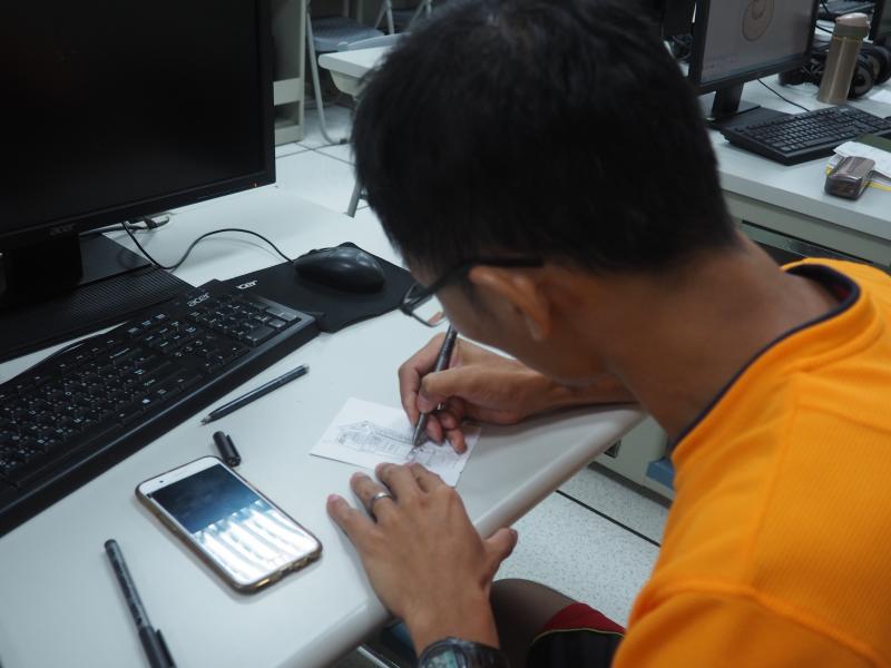 智國老師認真畫圖中